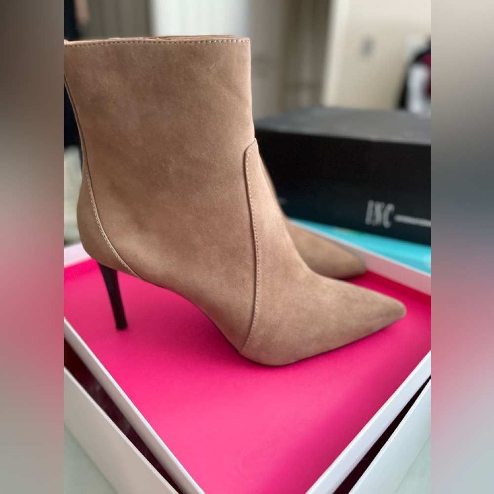 Banana republic booties with zipper. Brand new no tags. Never worn. 7.5 suede